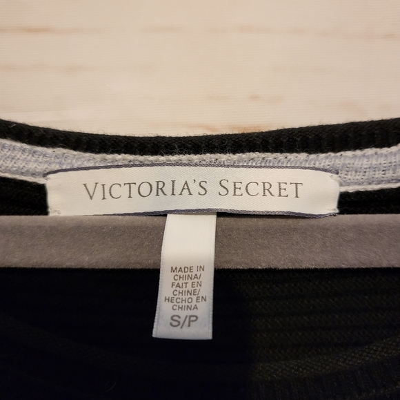 Victoria's Secret Black Hi-Lo Sweater with Capped Sleeves & Round Neck - Picture 5 of 6